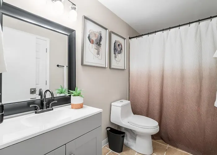 Spacious 3 Bedroom Near Downtown *