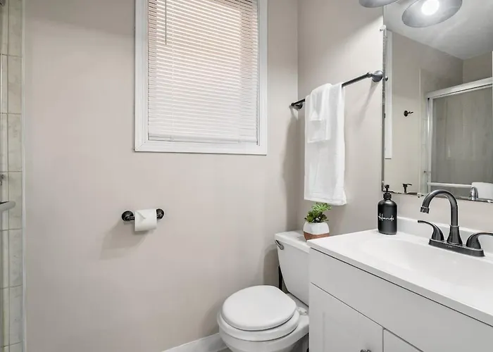 Apartment Spacious 3 Bedroom Near Downtown *