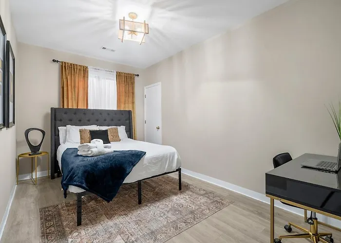 Spacious 3 Bedroom Near Downtown *