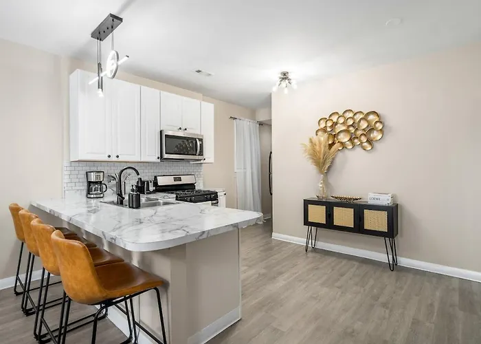 Spacious 3 Bedroom Near Downtown *