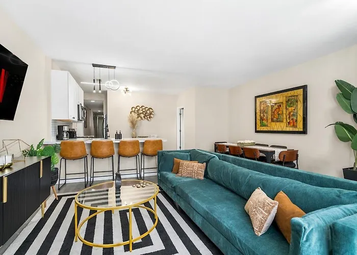 Spacious 3 Bedroom Near Downtown *