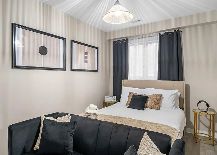 Spacious 3 Bedroom Near Downtown Apartment